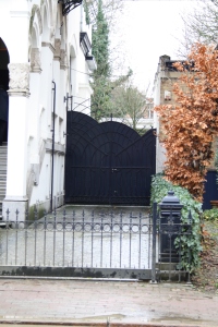 Sunflower House, Berchem, Antwerp - asymmetric gate